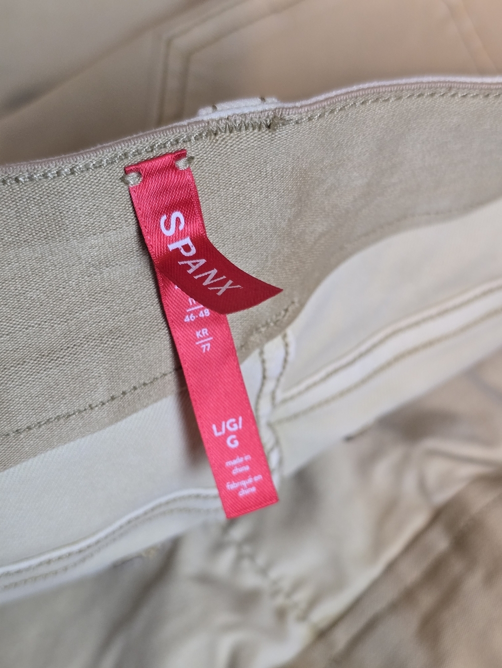 Spanx Stretch Twill Shorts Women’s Large Khaki / Beige High Rise Shaping Casual - Picture 4 of 12